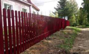 Забор из металлического штакетника на даче в Подмосковье